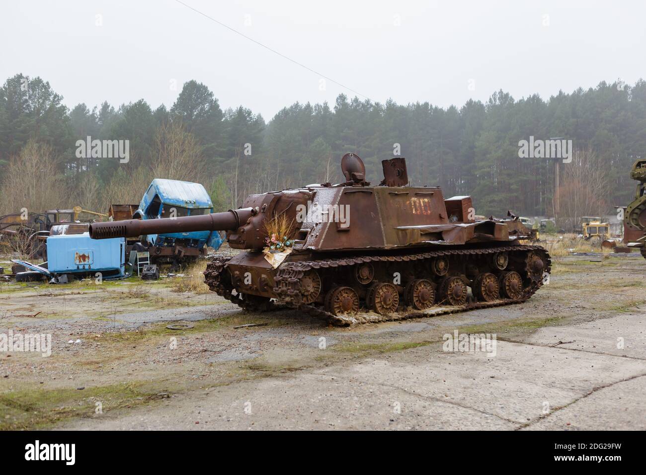 Unité d'artillerie automotrice abandonnée ISU-152 sur le territoire du ancienne flotte de véhicules de la ville abandonnée de pripyat Banque D'Images