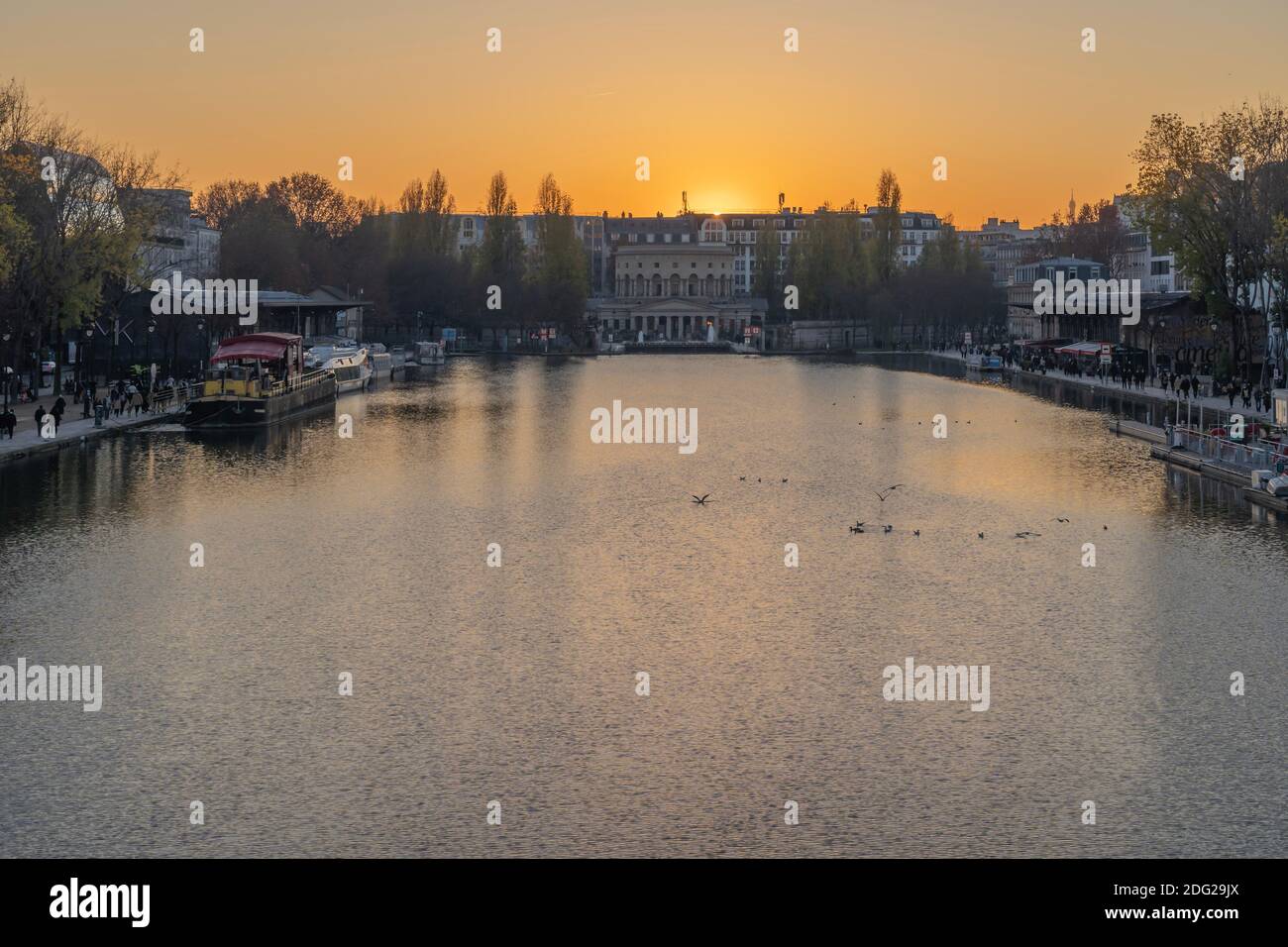 Paris, France - 12 28 2019 : vue sur le bassin de la villette et la rotonde de Ledoux au coucher du soleil Banque D'Images