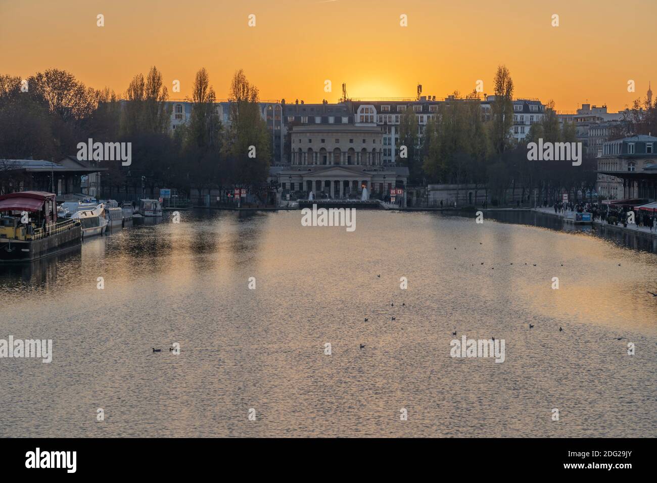 Paris, France - 12 28 2019 : vue sur le bassin de la villette et la rotonde de Ledoux au coucher du soleil Banque D'Images