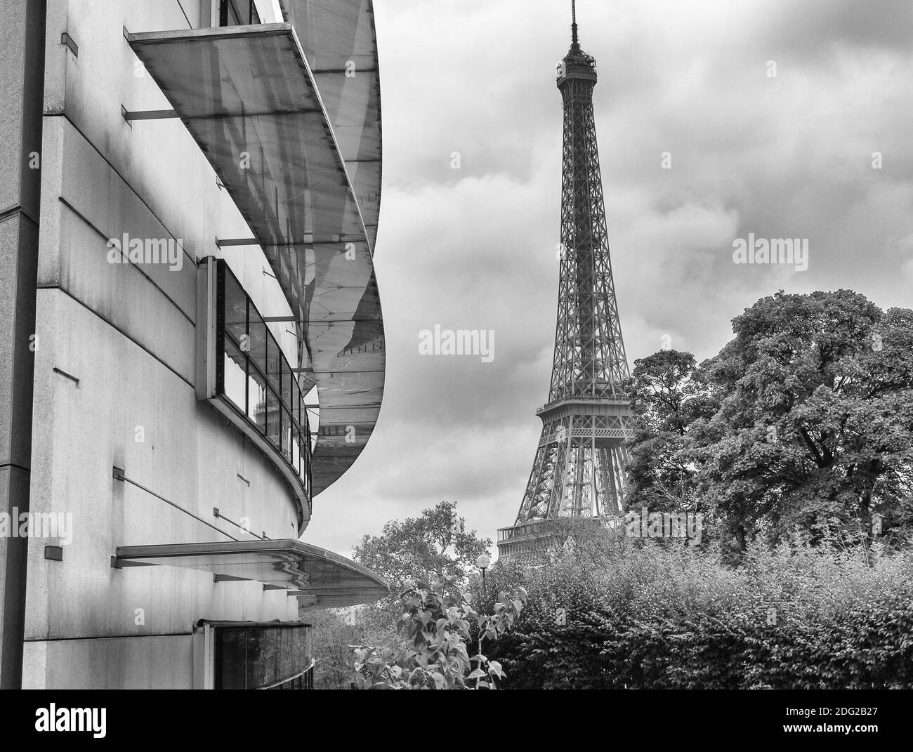 Paris. Vue magnifique sur la célèbre Tour Eiffel entre les bâtiments Banque D'Images