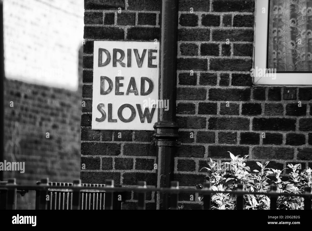 Panneau Drive Dead Slow Banque D'Images