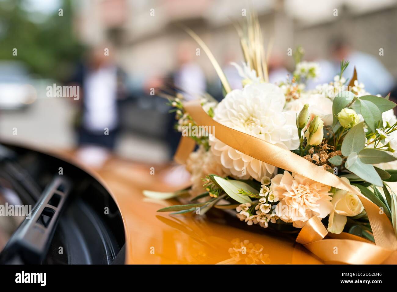 Voiture de mariage. Décoration de mariage sur la voiture de mariage. Luxueuse voiture de mariage décorée de fleurs - mise au point sélective, espace copie Banque D'Images
