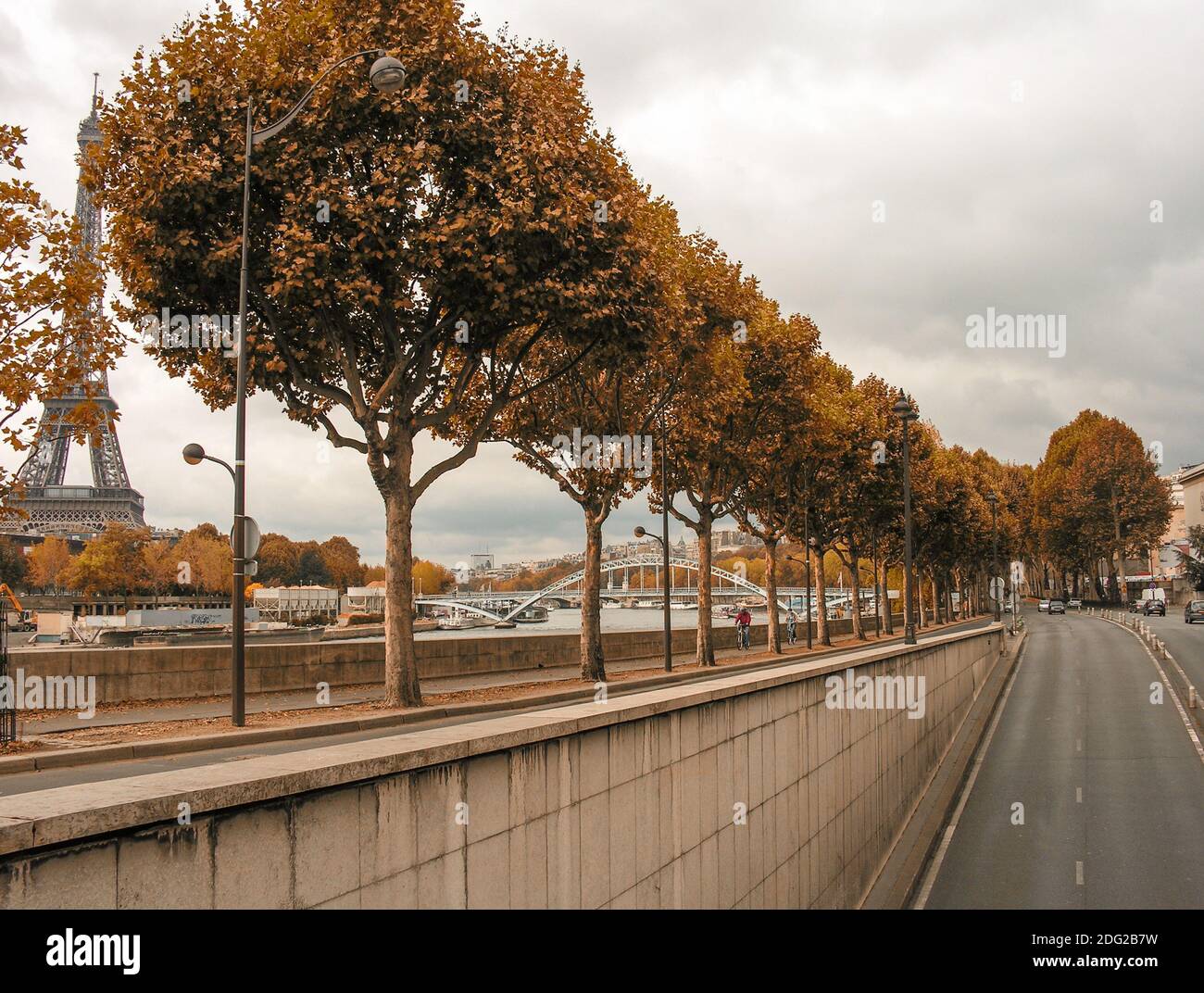 Route de Paris avec la Tour Eiffel en arrière-plan Banque D'Images