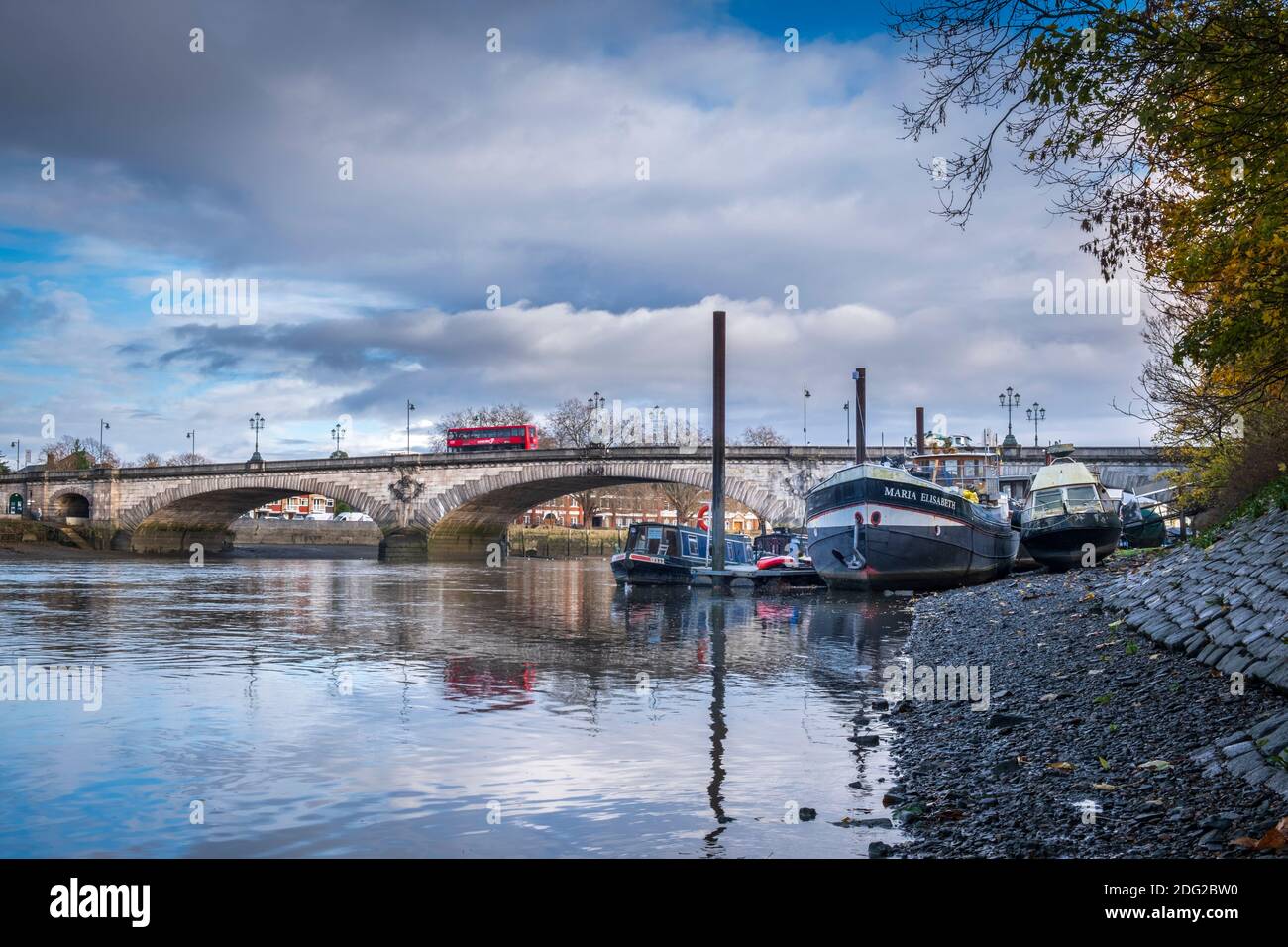 Royaume-Uni, Londres, Richmond-upon-Thames / Hounslow, Kew Bridge, un pont classé Grade II au-dessus de la Tamise, Thames à marée basse, amarré des bateaux Banque D'Images
