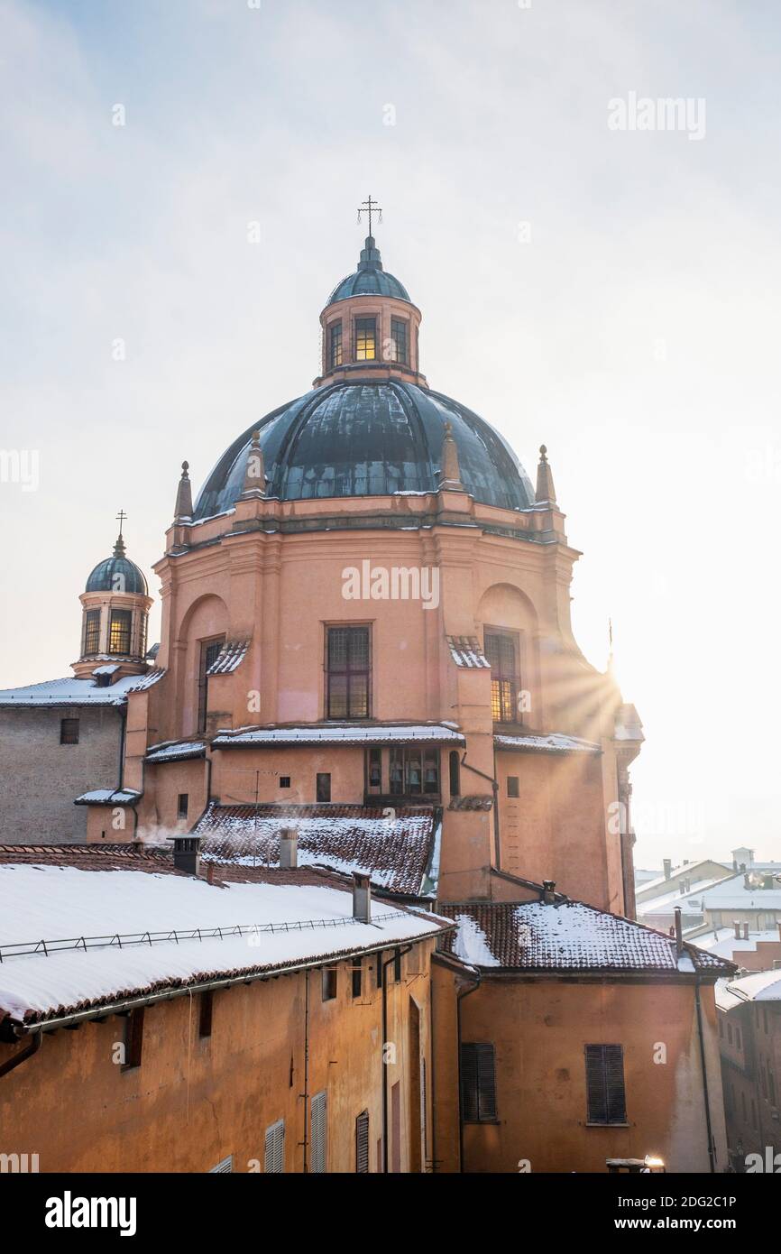 Des rayons de neige et de soleil sur l'église Santa Maria Della Vita, les toits et les maisons colorées de Bologne, en Italie. Banque D'Images