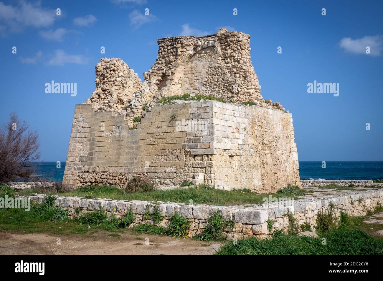 Ruines d'une ancienne tour défensive près de Monopoli. Apulia, Italie Banque D'Images