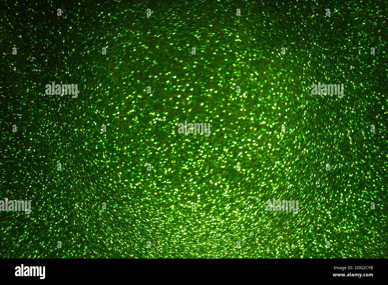 Sur un fond noir isolé texture de coeur vert flou bokeh. Carte de vœux. Bannière pour site Web, affiche. Préparation du modèle pour la Saint-Valentin, Banque D'Images