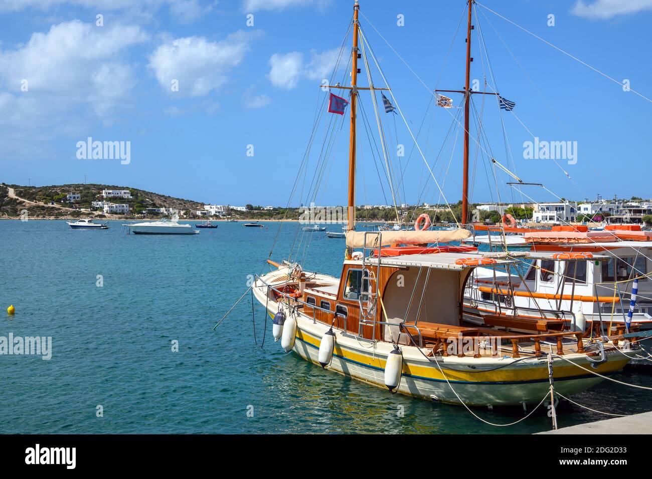 Bateaux de pêche dans le port d'Aliki. Aliki est un magnifique village côtier avec un port pittoresque sur l'île de Paros. Cyclades, Grèce Banque D'Images