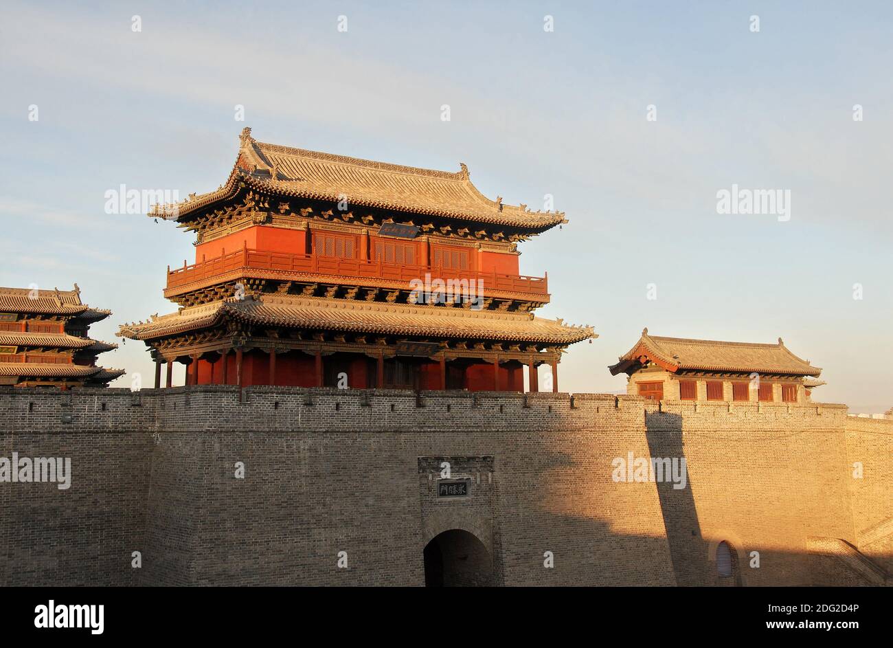 Datong, province du Shanxi en Chine. Une tour de guet sur le mur restauré de la ville de Datong vu dans le soleil de la fin de l'après-midi. Banque D'Images