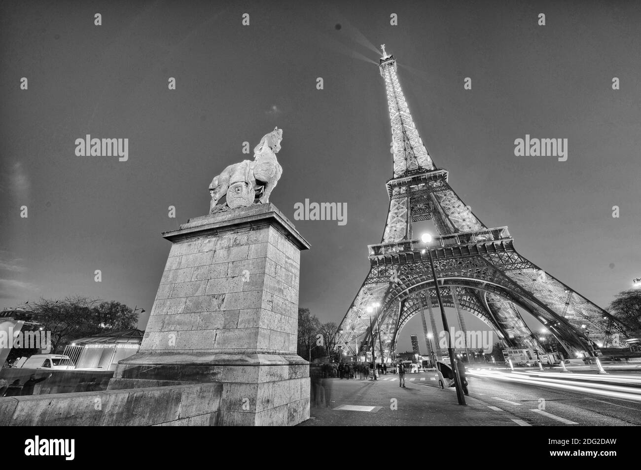 PARIS - DEC 1 : l'éclairage de la Tour Eiffel le 1er décembre 2012 à Paris. Établi en 1985, le nouveau système a permis à la tour de glo Banque D'Images