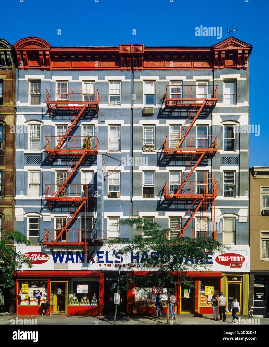 New York 1985, quincaillerie de Wankel, escaliers d'évacuation rouge du feu, Third Avenue, Yorkville, Upper East Side Manhattan, New york City, NY, NYC, Etats-Unis, Banque D'Images
