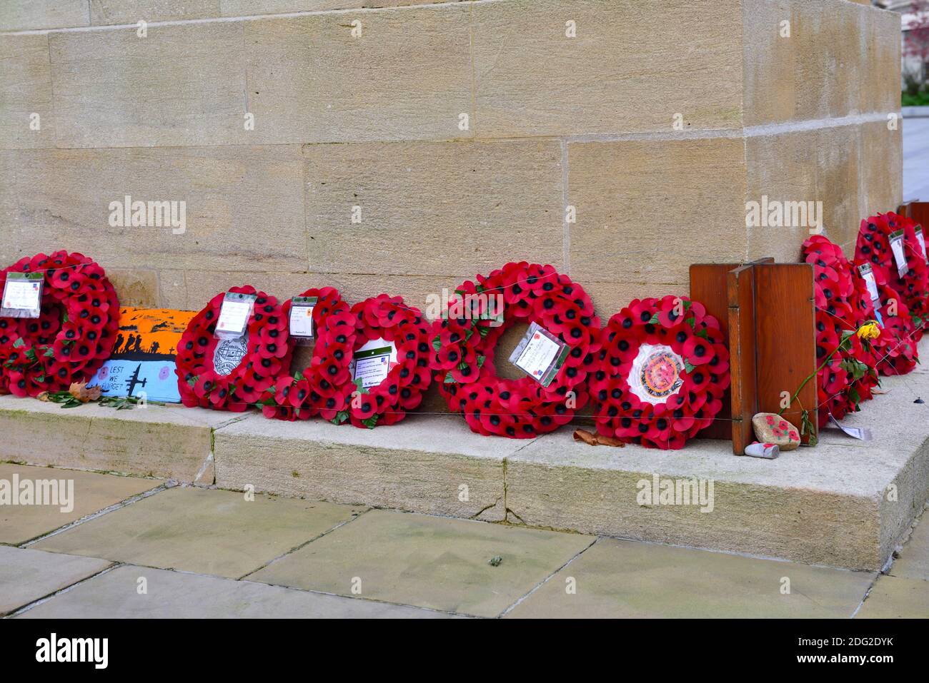 Des couronnes de coquelicot ont été déposées à la base du mémorial de guerre de Cenotaph à Bristol, en Angleterre Banque D'Images