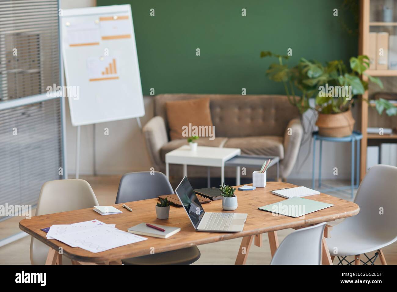 : image d'arrière-plan d'une salle de réunion de bureau écologique contemporaine avec mur d'accent vert, espace de copie Banque D'Images