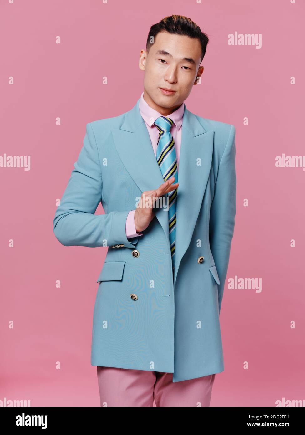 élégant homme en costume bleu blazer style de vie fond rose Photo Stock -  Alamy