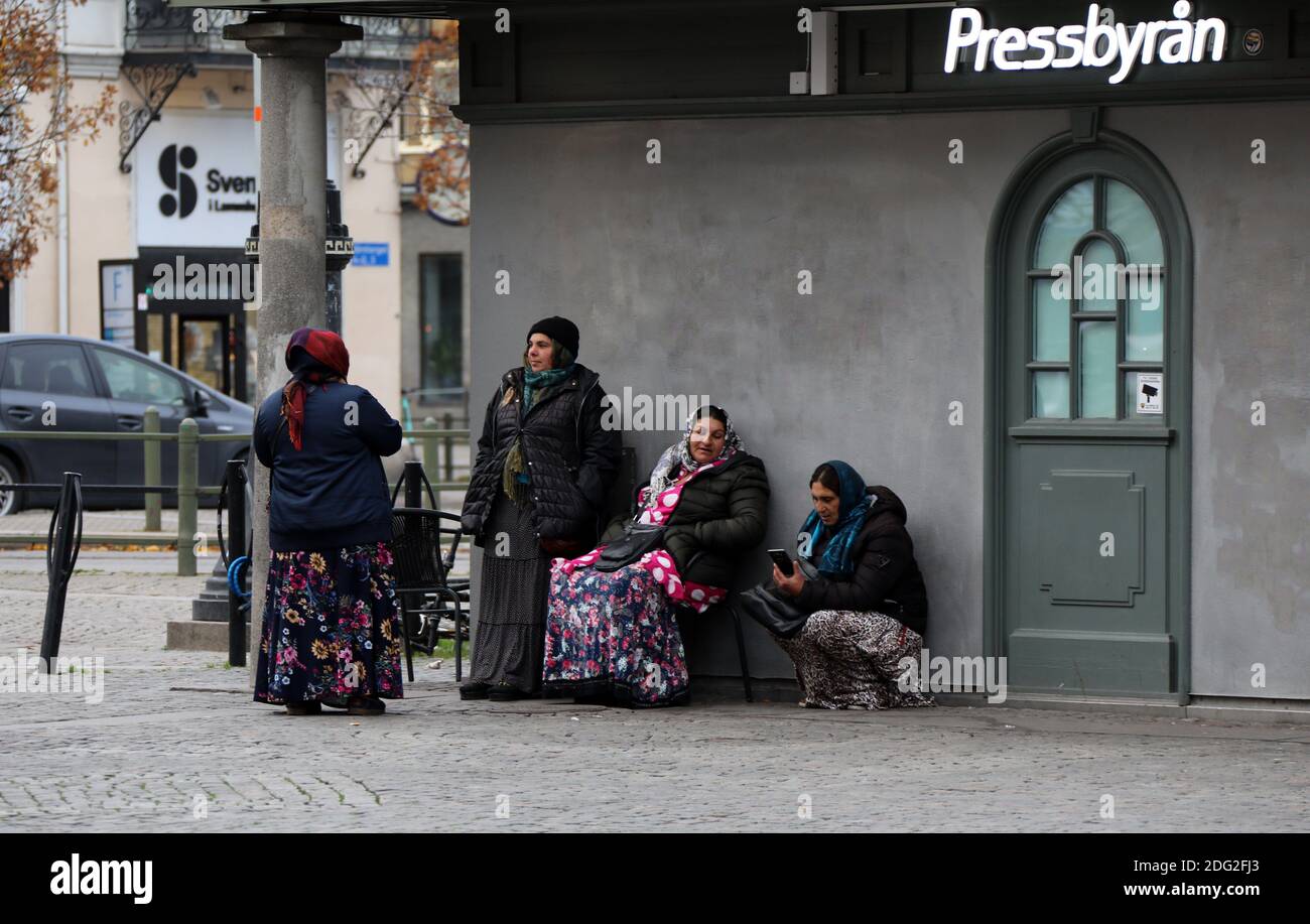 Les femmes roms se prélassant en Suède Banque D'Images