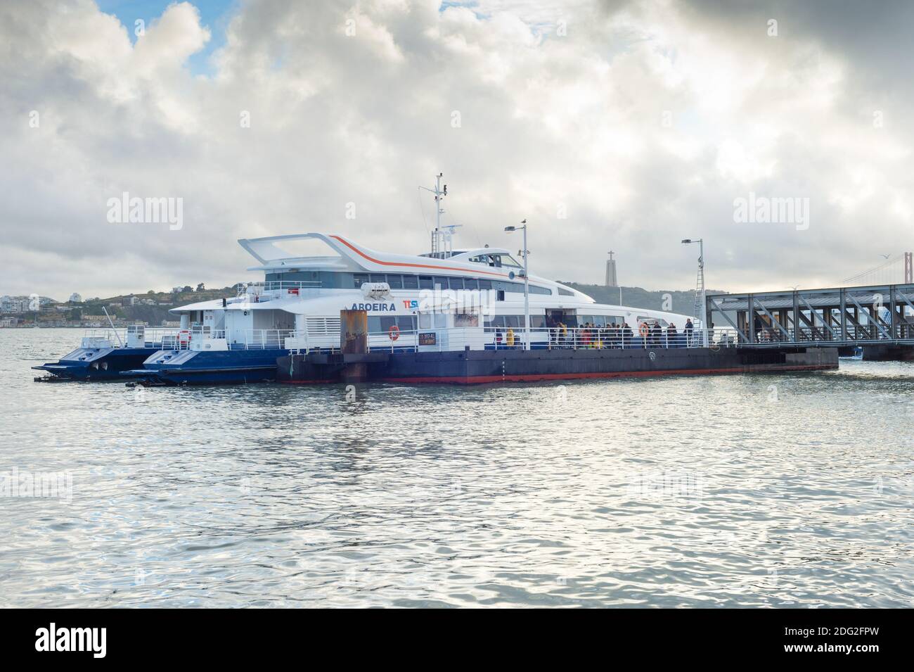 LISBONNE, PORTUGAL - 28 JANVIER 2020 : personnes embarquant à bord d'un navire à passagers moderne sur un quai à Lisbonne, Portugal Banque D'Images