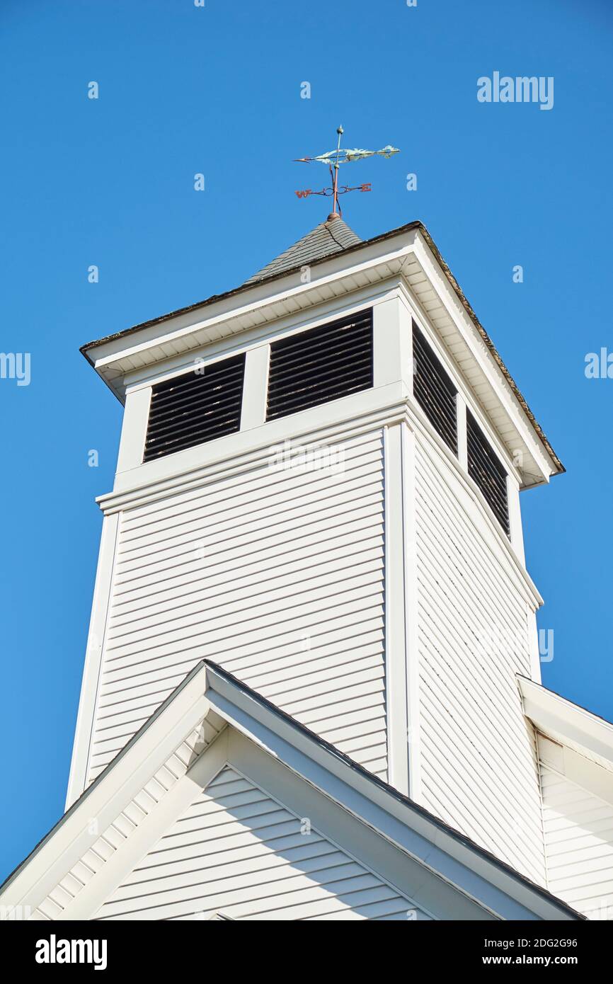 Le clocher d'une ancienne église parement en panneaux de clopboard, blanche. À Surry, Maine. Banque D'Images