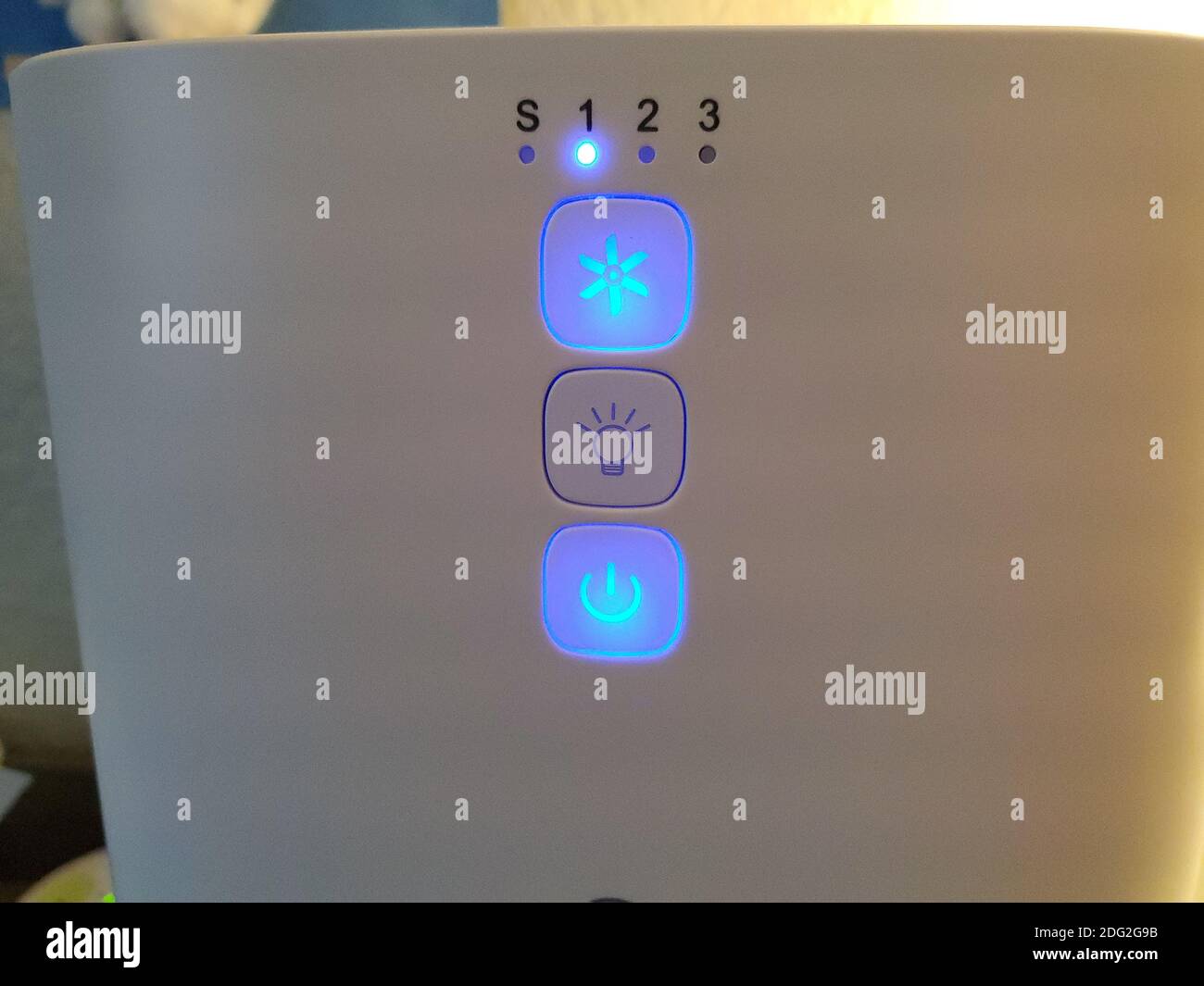 Gros plan du purificateur d'air Medify avec trois boutons l'indicateur de vitesse du ventilateur à San Ramon, Californie, le 20 novembre 2020. () Banque D'Images