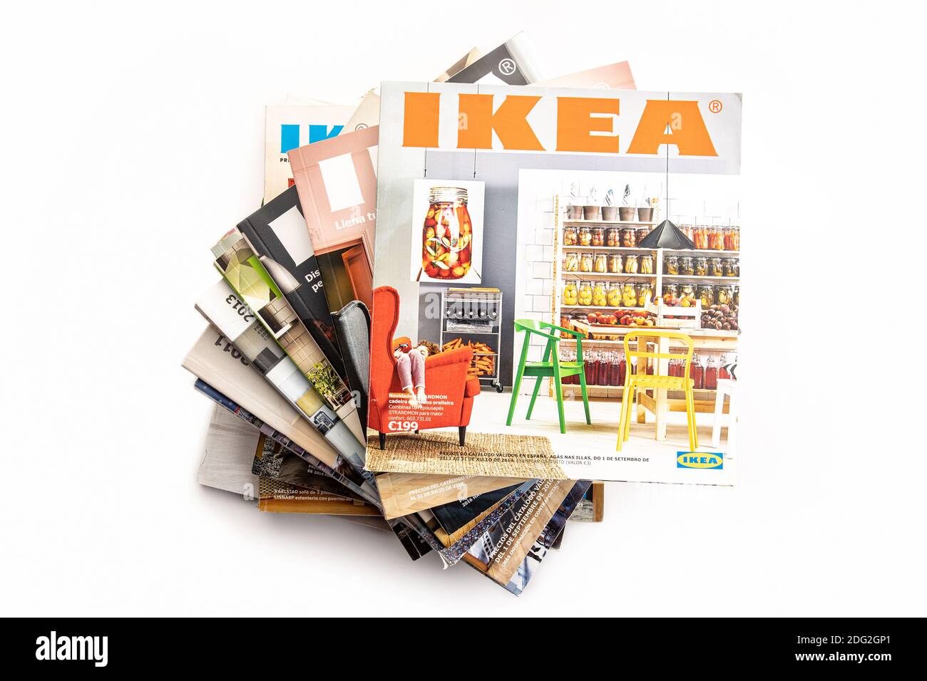 Galice, Espagne; 07 décembre 2020: Groupe de catalogues ikea de diverses années. Édition espagnole. Vue de dessus Banque D'Images