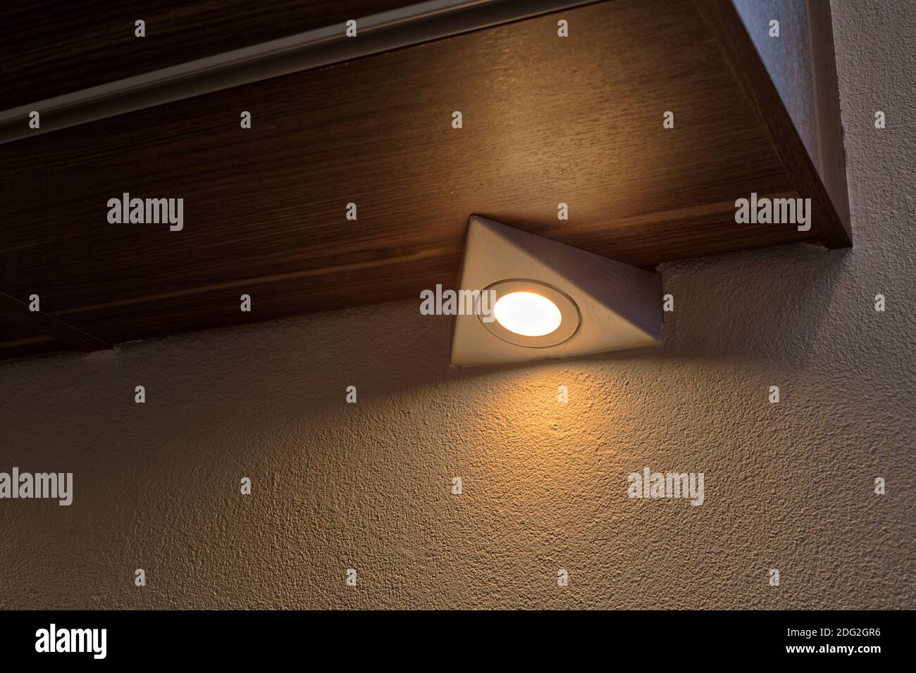 éclairage encastré, éclairage vers le bas sur placard, lampe au design moderne pour la maison Banque D'Images
