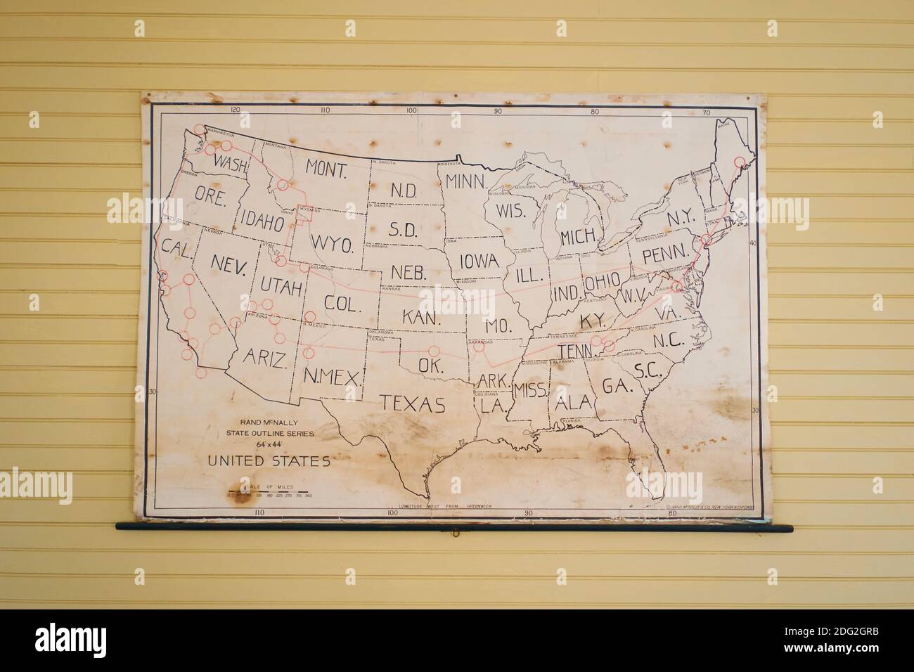 Une ancienne carte murale des États-Unis en noir et blanc est suspendue