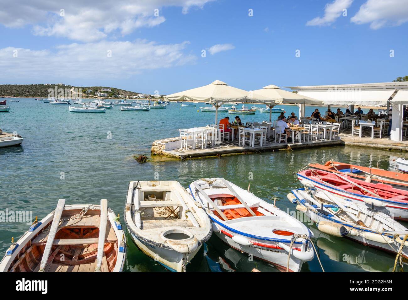 Paros, Grèce - 27 septembre 2020 : bateau de pêche dans le port d'Aliki. Aliki est un magnifique village côtier avec un port pittoresque sur l'île de Paros. Cyclades Banque D'Images