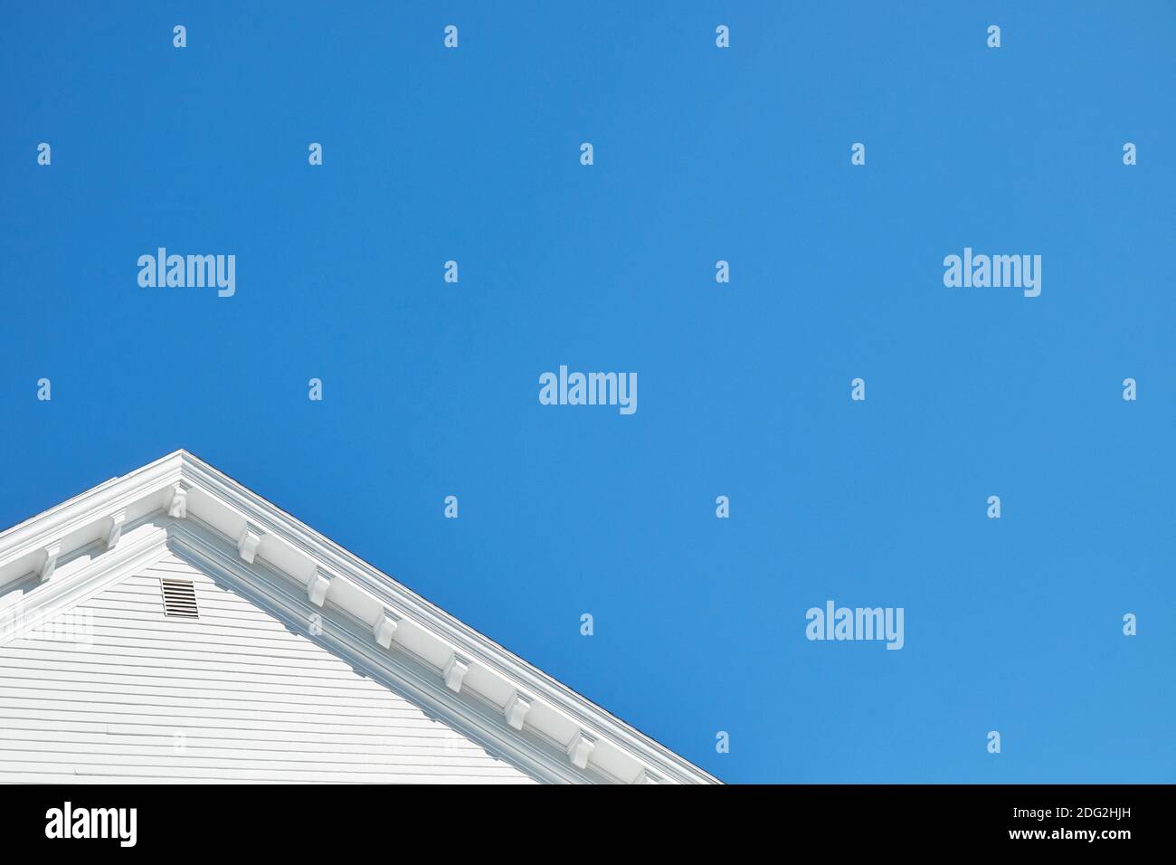 Détail du toit et ciel bleu de l'hôtel de ville de Blue Hill. Dans Blue Hill, Maine. L'espace négatif est bon pour le texte, l'information. Banque D'Images
