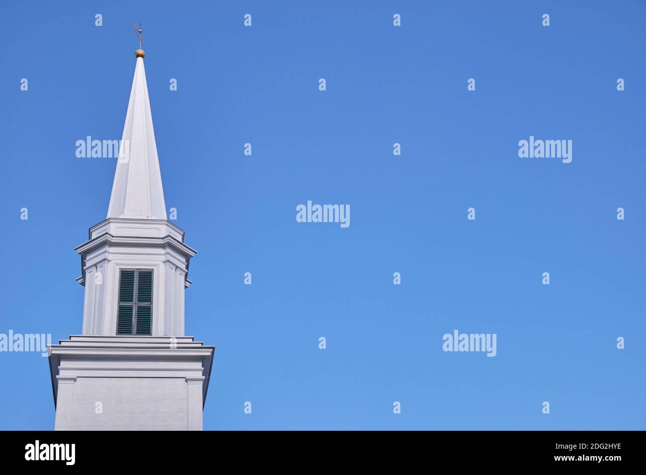 La wihte, clocher en bois de la première église congrégationale de Blue Hill. À Blue Hill, Maine. Bleu ciel et espace négatif bon pour le texte. Banque D'Images