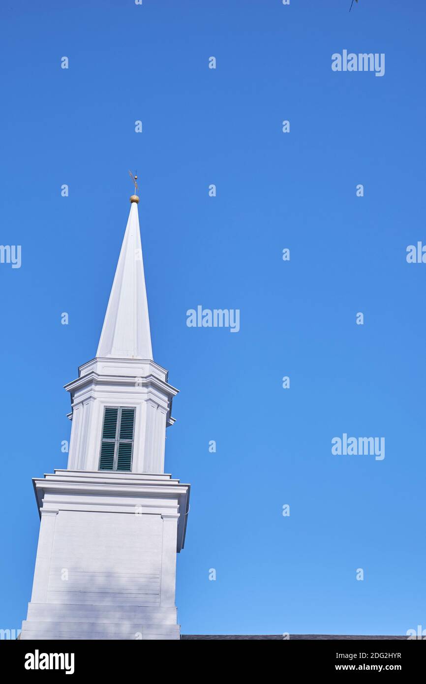 La wihte, clocher en bois de la première église congrégationale de Blue Hill. À Blue Hill, Maine. Bleu ciel et espace négatif bon pour le texte. Banque D'Images