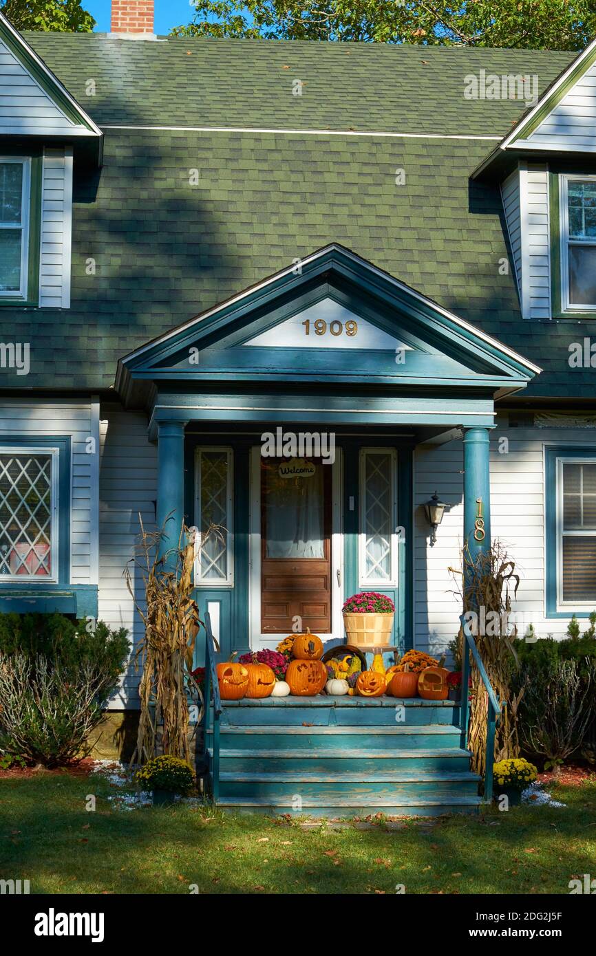 Une maison avec un porche plein de citrouilles sculptées, prêt pour Halloween. À Blue Hill, Maine. Banque D'Images