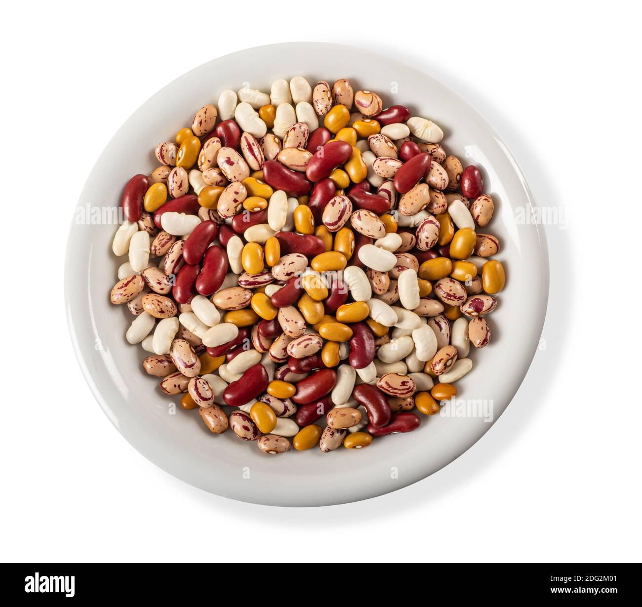 variété de grains mélangés dans une plaque isolée sur fond blanc Banque D'Images