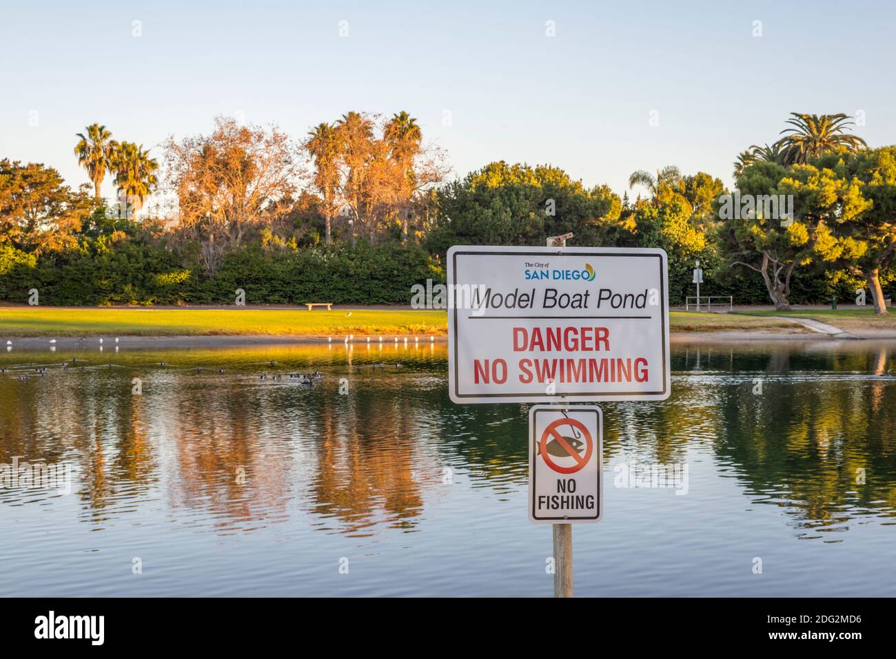 Matin de novembre au parc Mission Bay. San Diego, Californie, États-Unis. Cette photo a été prise à l'étang de bateau modèle. Banque D'Images