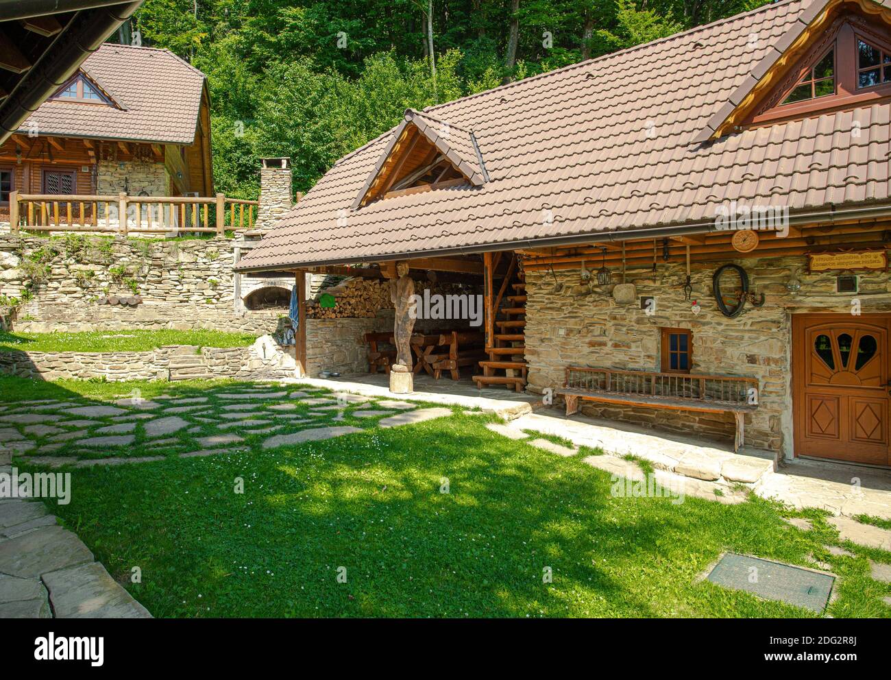 Ancienne ferme en pierre avec toit de tuiles dans les montagnes de Carpathian blanc, Slovaquie Banque D'Images