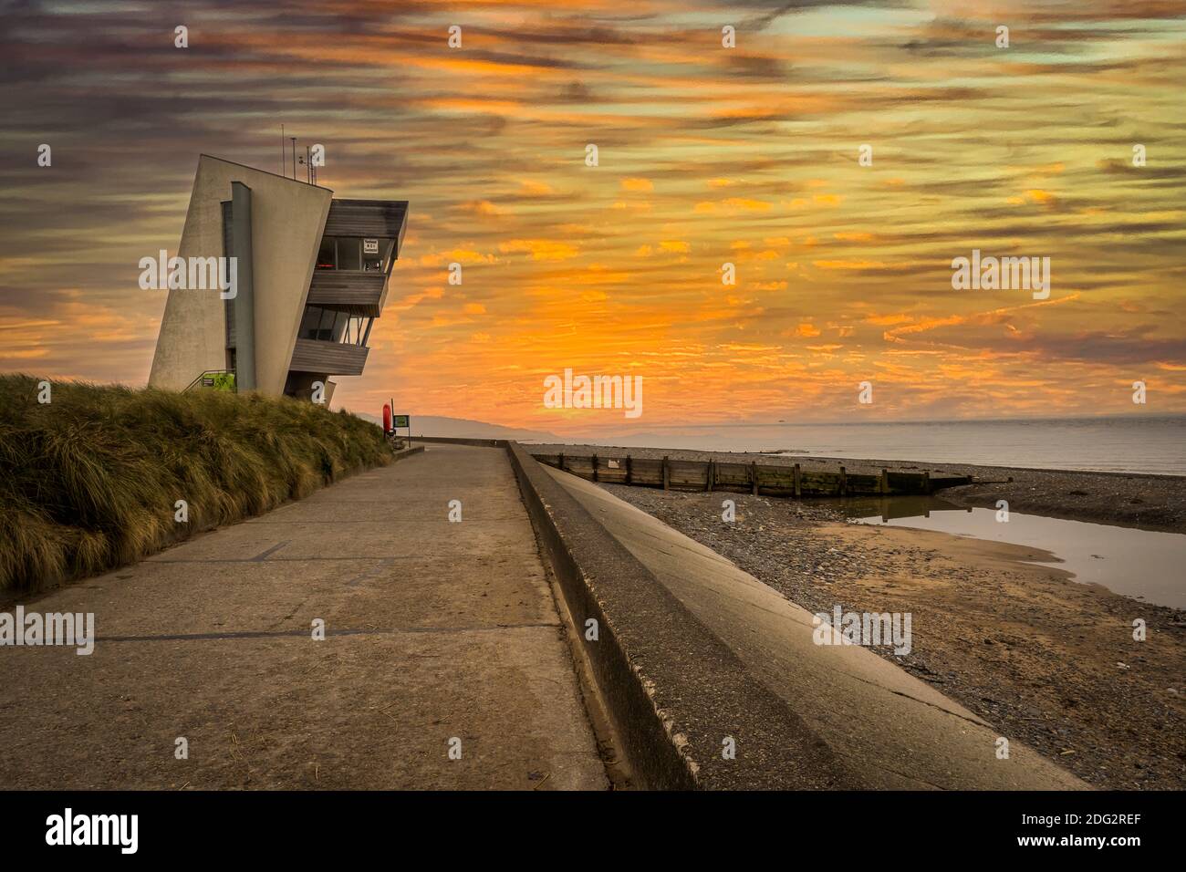 Rainbow à Rossall Beach, Fleetwood, Lancashire, Royaume-Uni. Le bâtiment de quatre étages situé sur la promenade extérieure de Rossall point est la tour Rossall Coastwatch. Banque D'Images