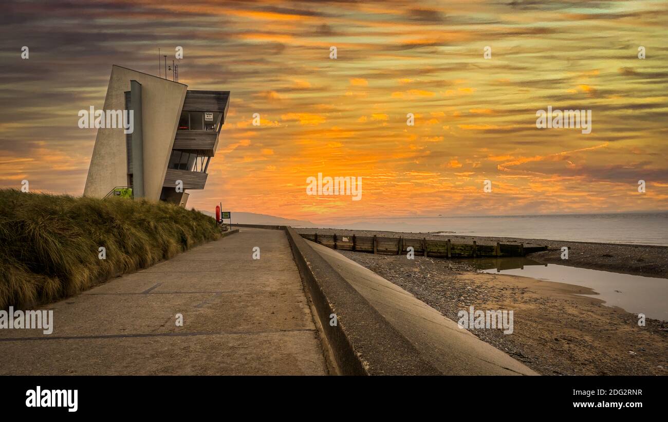Rainbow à Rossall Beach, Fleetwood, Lancashire, Royaume-Uni. Le bâtiment de quatre étages situé sur la promenade extérieure de Rossall point est la tour Rossall Coastwatch. Banque D'Images