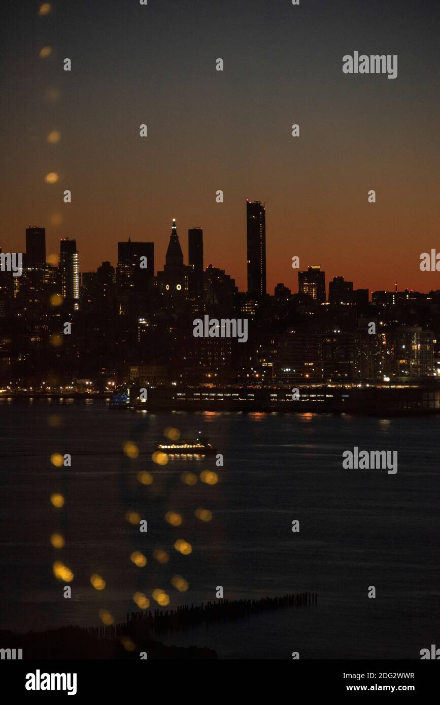 Manhattan après le coucher du soleil, vu à travers un premier plan lumineux de Noël. Banque D'Images
