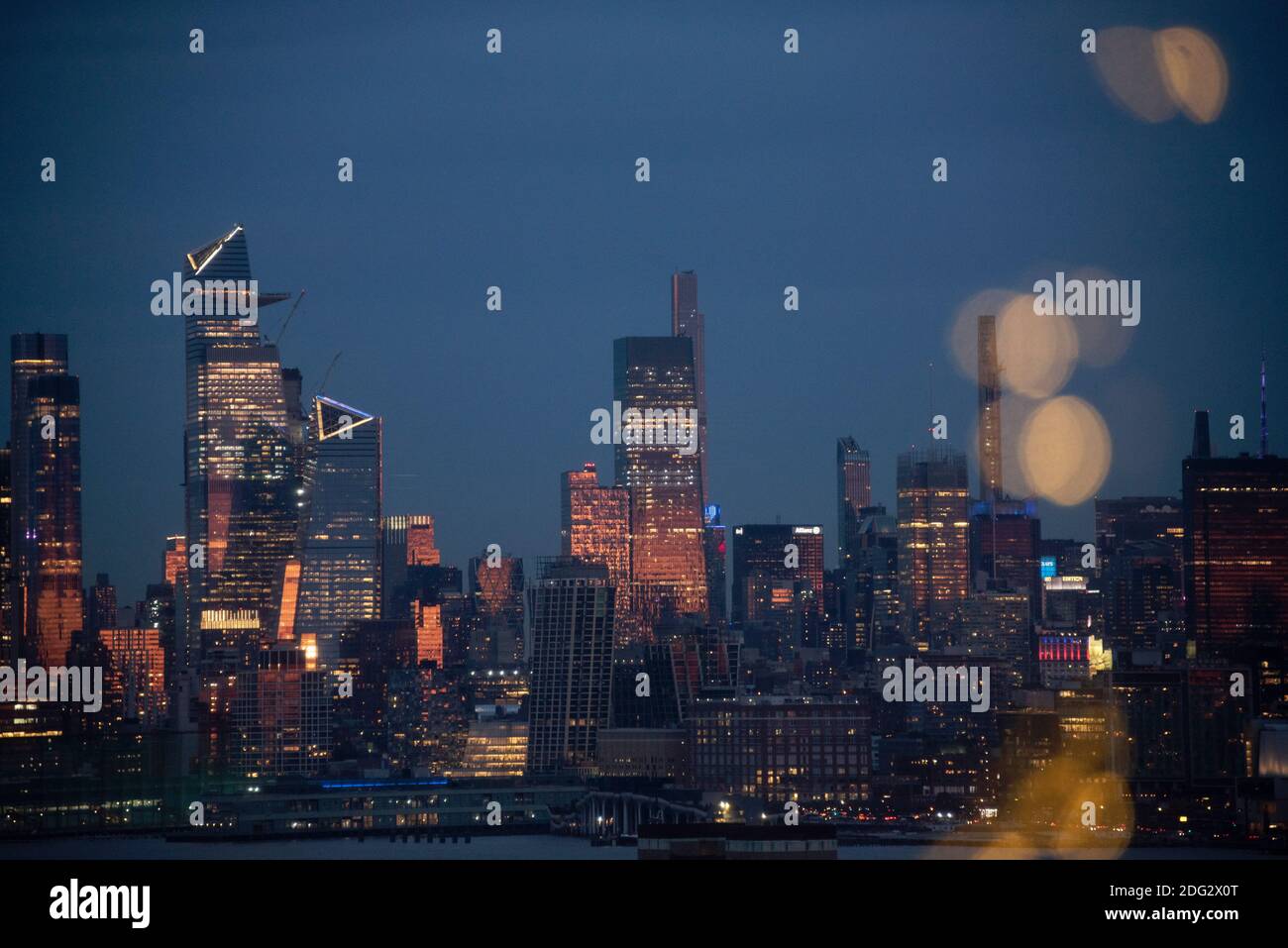 Manhattan en basse lumière, vu par les reflets des lumières de Noël. Banque D'Images
