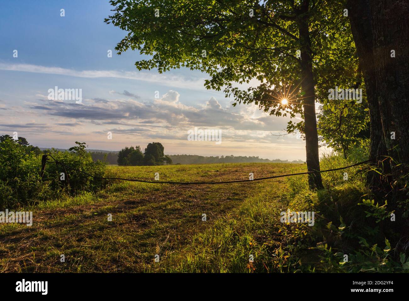 Le soleil se lève sur une vue panoramique dans le nord du Wisconsin. Banque D'Images
