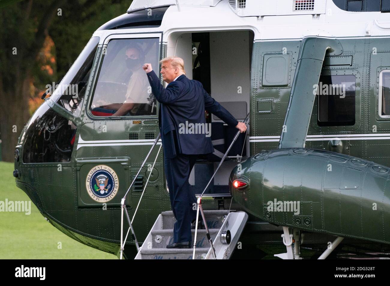 Le président américain Donald Trump est à bord de Marine One lorsqu'il quitte la Maison Blanche à Washington, DC, USA, le 20 octobre 2020. Il est prévu que Trump accueille un rassemblement de campagne à Erie, en Pennsylvanie, avant de retourner à la Maison Blanche ce soir. Crédit : Alex Edelman/l'accès photo Banque D'Images