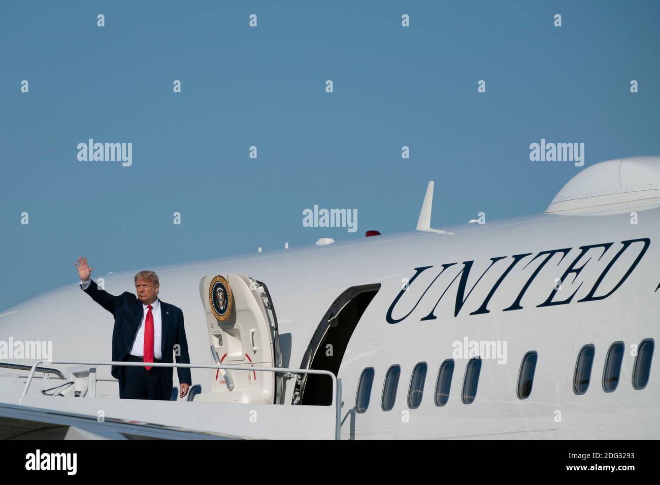 Le président américain Donald Trump est à bord de la Air Force One à la joint base Andrews, Maryland, États-Unis, le samedi 17 octobre 2020. Trump devrait faire plusieurs arrêts de campagne sur la côte ouest au cours des prochains jours, se reposant la nuit à Las Vegas, Nevada. Crédit : Alex Edelman/l'accès photo Banque D'Images