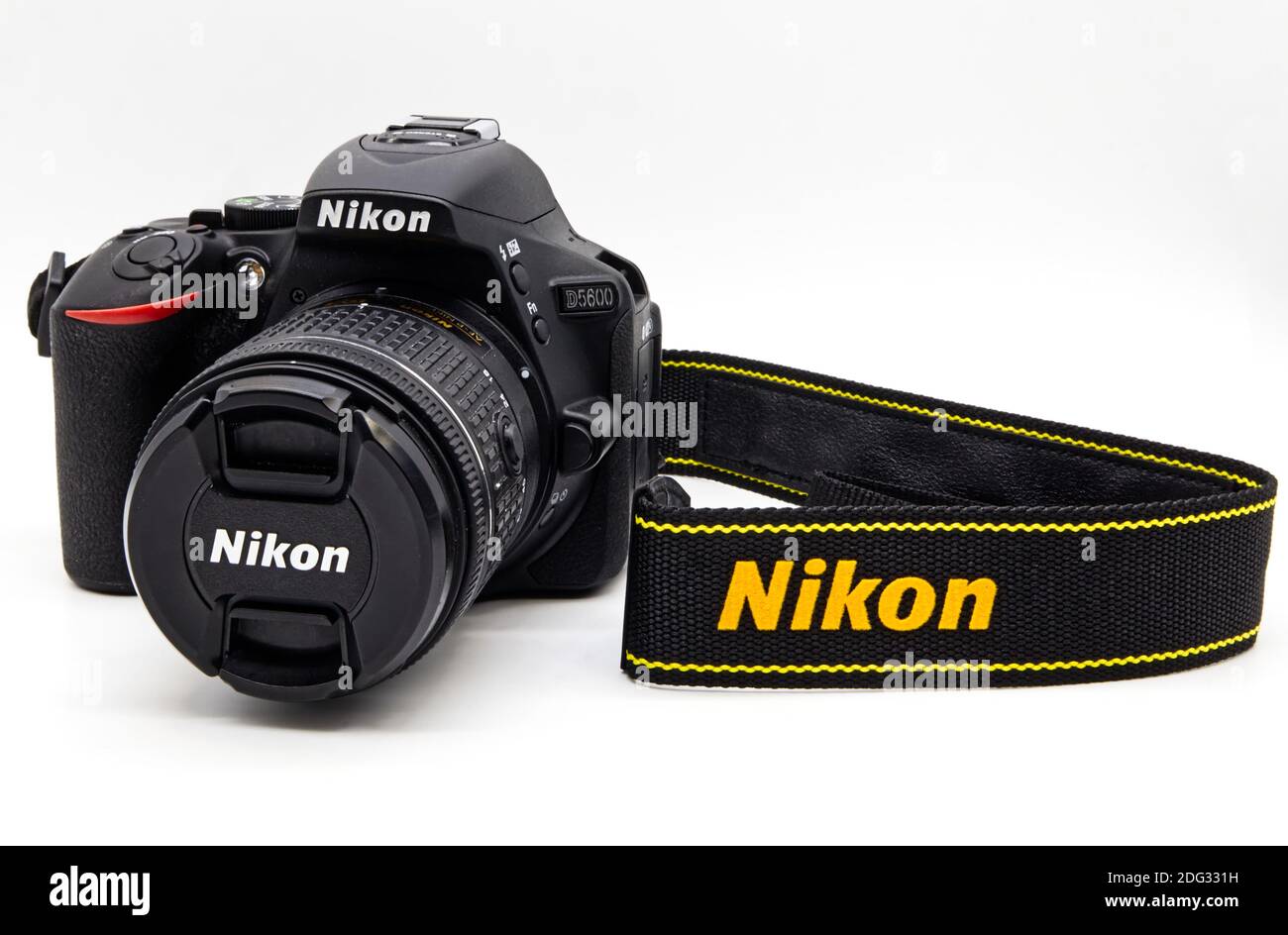 Nikon D5600 isolé sur fond blanc. Prise de vue en studio. Banque D'Images