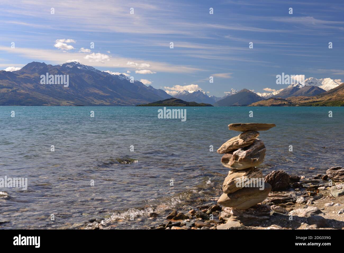 Pile de rochers équilibrée au lac Wakatipu Banque D'Images