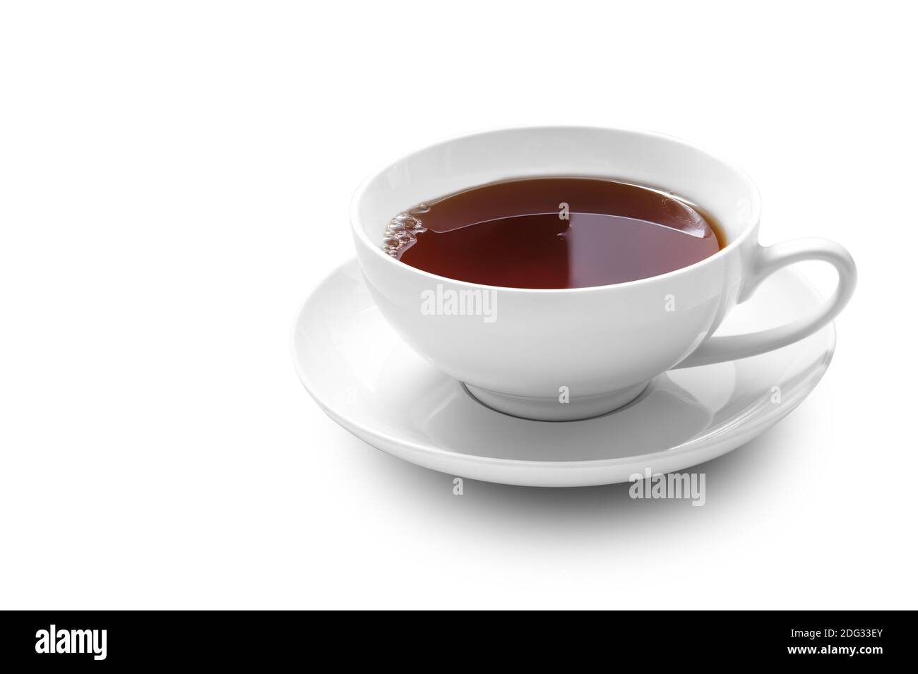 Une tasse de thé sur une soucoupe sur un fond blanc isolé. Copier l'espace. Banque D'Images