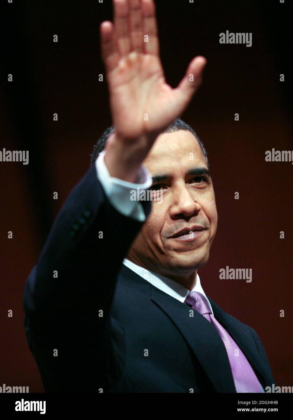 LE président AMÉRICAIN Barack Obama le président Barack Obama se présente devant le public après avoir signé la Health Care and Education Reconciliation Act de 2010 au Northern Virginia Community College (NVCC) à Washington DC, aux États-Unis, le 30 mars 2010. Photo de Gary Fabiano/ABACAPRESS.COM Banque D'Images