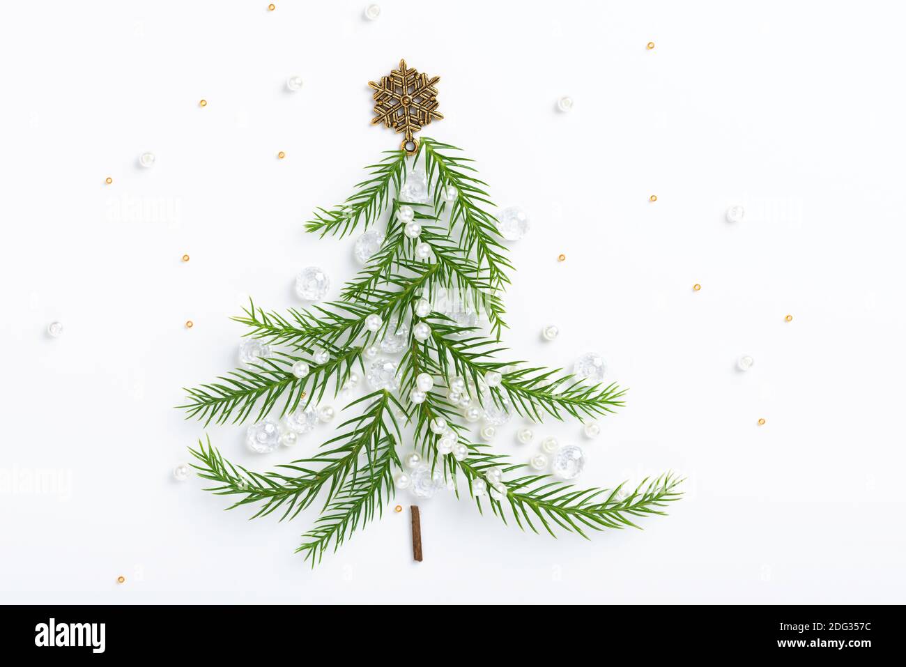 Arbre de Noël en branches d'Araucaria, décoré de flocons de neige dorés et de perles. Banque D'Images