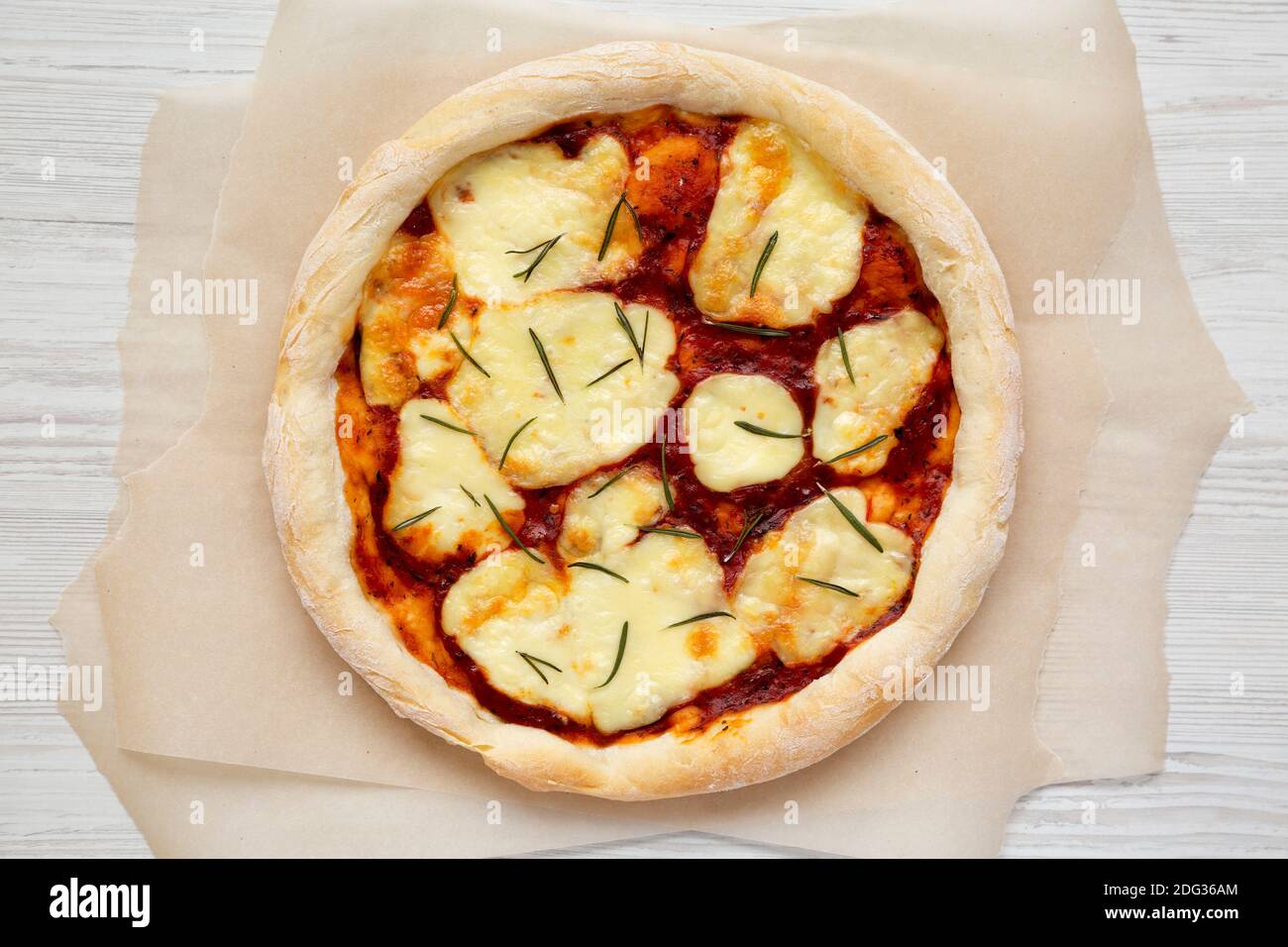 Pizza Margherita maison avec mozzarella et romarin, vue de dessus. Pose à plat, en hauteur, par le dessus. Banque D'Images