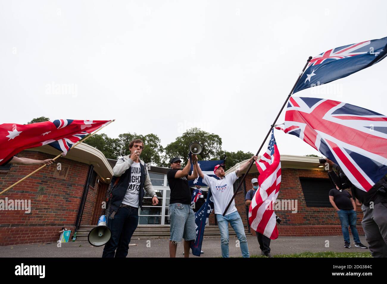 South Yarra, Australie, 5 décembre 2020. Les orateurs chantent et tiennent des drapeaux pendant la manifestation de Sack Daniel Andrews dans le parc Fawkner. Certaines parties de la communauté cherchent à tenir le premier ministre victorien responsable des manquements de son gouvernement qui ont causé plus de 800 décès pendant la crise du coronavirus. Victoria a enregistré 36 jours de Covid libre comme la pression monte sur le premier Daniel Andrews pour détendre toutes les restrictions restantes. Crédit : Dave Helison/Alamy Live News Banque D'Images