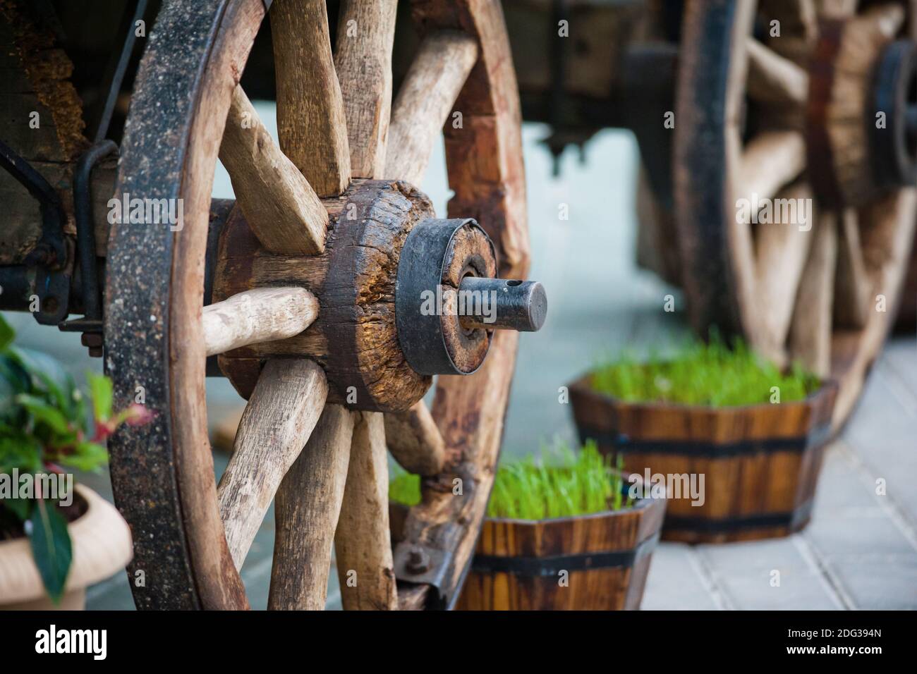 Roue d'un ancien chariot en bois comme élément décoratif hors-la-tout Banque D'Images