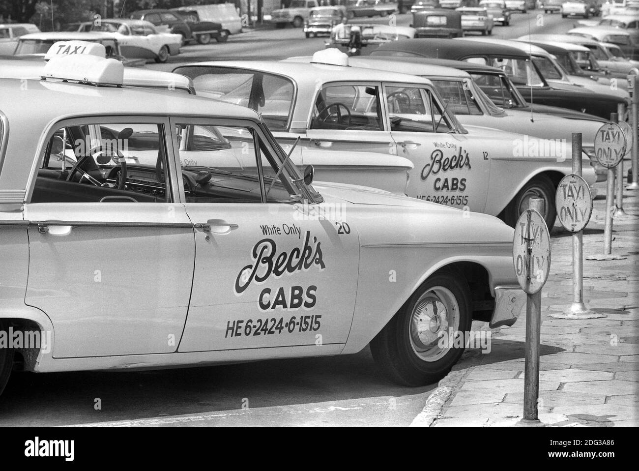Taxis Cabs avec panneaux « White Only » à côté, Albany, Géorgie, États-Unis, photo de Warren K. Leffler, 18 août 1962 Banque D'Images