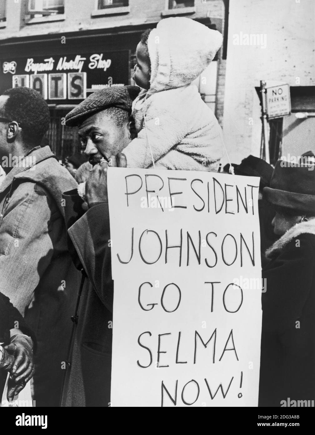 Manifestant avec l'enfant sur les épaules tenant des signes protestant contre le racisme à Selma, Alabama, Harlem, New York, Etats-Unis, photo de Stanley Wolfson, New York World-Telegram et The Sun Newspaper Photograph Collection, 15 mars 1965 Banque D'Images